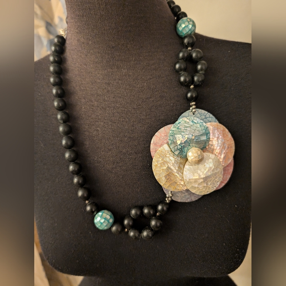 Beautiful vintage crafted mother of pearl  necklace S